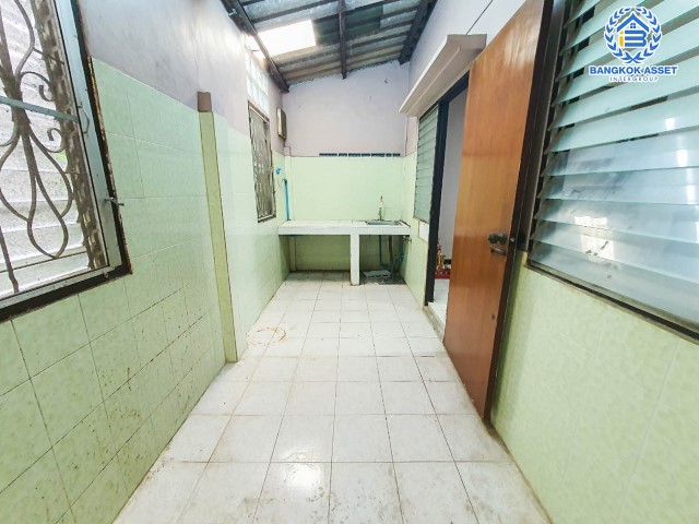 ทาวน์โฮม 3 ชั้นมือสอง เพชรเกษม ม.สุชา1 เพชรเกษม เนื้อที่กว้าง 17.60 ตร.ว. ฟังก์ชัน 4 ห้องนอน 3 ห้องน้ำ ที่จอดรถ 1 คัน ภายในสภาพดี มีพื้นที่ใช้สอยกว้างขวาง โครงการตั้งบนทำเลแห่งการเดินทาง ใกล้รถไฟฟ้าสายสีน้ำเงิน "สถานีหลักสอง" และจุดขึ้นทางด่วน "พระราม2"...